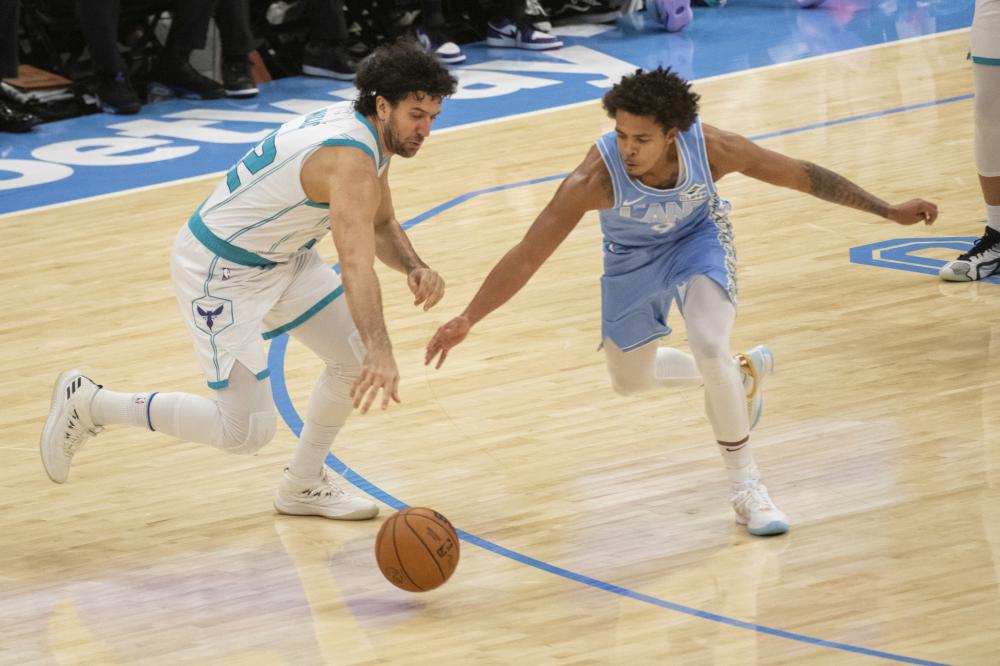 他在场上领 他在场上领